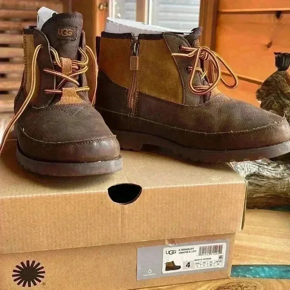 Ugg Child size 4 hiking boot. - Picture 1 of 9